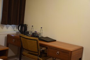 Bureau, rideaux occultants, fer et planche à repasser, Wi-Fi gratuit