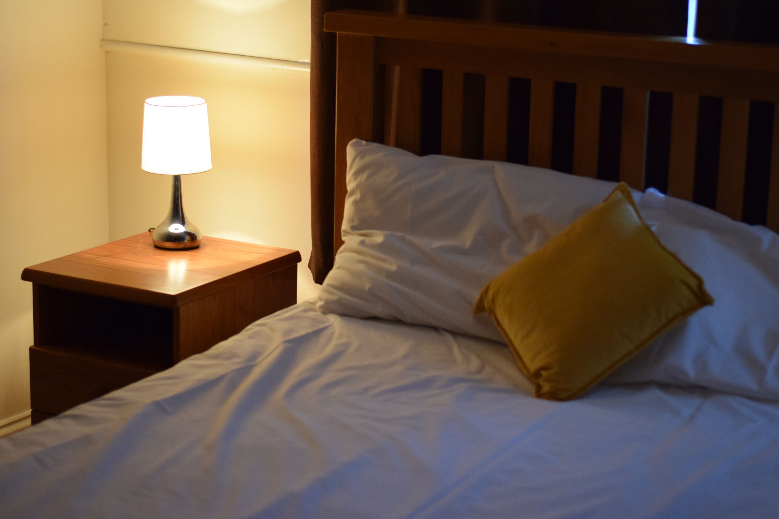 Standard Twin Room | Meja, langsir/tirai gelap terus, seterika/papan seterika, Wi-fi percuma 