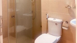 A bathroom with a glass-enclosed shower, a toilet, and a sink. - Friendly host looking for polite guests (Tp. Vũng Tàu)