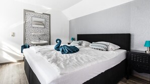 Family Room | Free WiFi, individually decorated, individually furnished, bed sheets - Pension das Lädle (Rothenburg ob der Tauber)