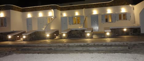 Mặt tiền nơi lưu trú - ban đêm