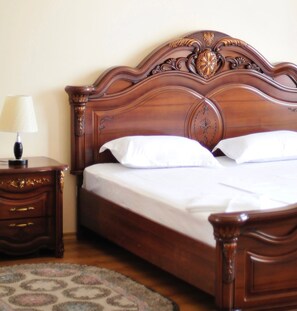 Suite, 1 kingsize bed, balkon | Een minibar, een bureau, gratis wifi