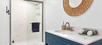 Bungalow in Capitola Village Steps from River walk