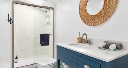 Bungalow in Capitola Village Steps from River walk