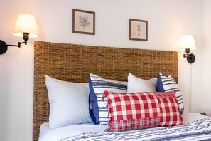 5 bedrooms, iron/ironing board, WiFi, bed sheets