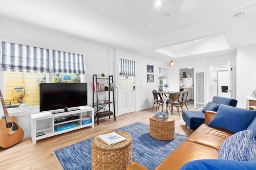 Bungalow in Capitola Village Steps from River walk