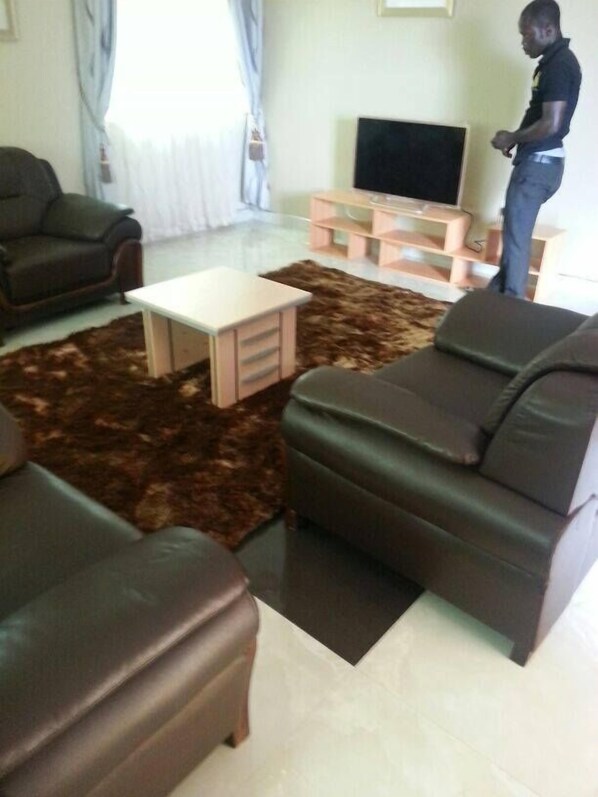 Apartment, 3 Schlafzimmer | Wohnbereich | Flachbildfernseher