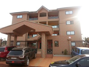 Front of property - MJ Appartments (Accra)