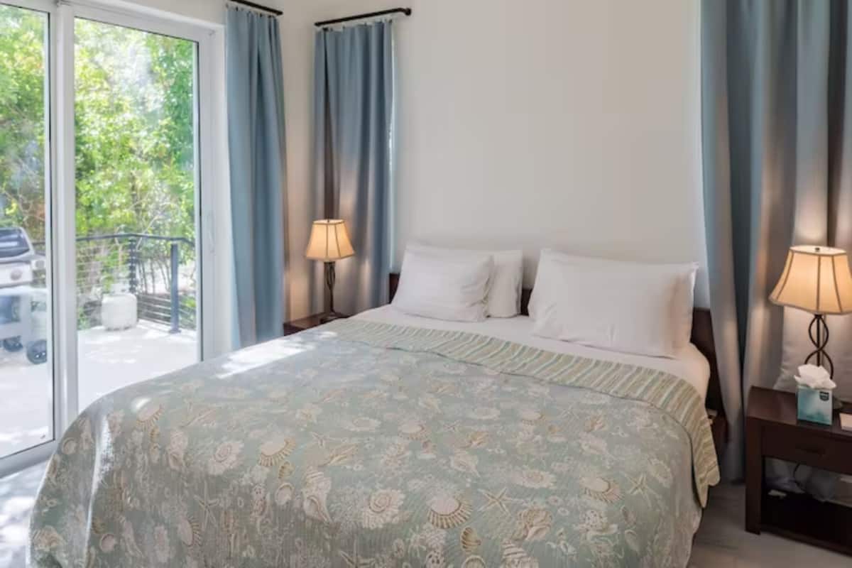 4 slaapkamers, pillowtop-bedden, een kluis op de kamer, een bureau