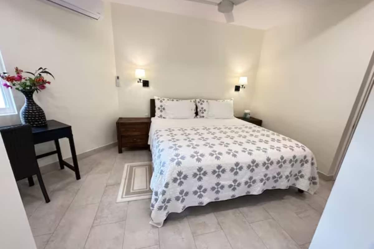 4 slaapkamers, pillowtop-bedden, een kluis op de kamer, een bureau