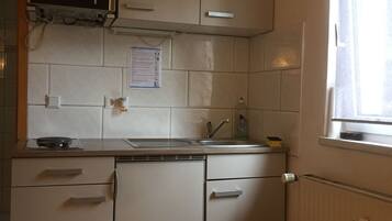 Apartment | Eigene Kochnische | Großer Kühlschrank, Mikrowelle, Herdplatte, Wasserkocher