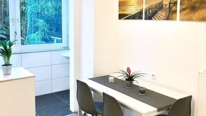 Leilighet | Oppholdsområde | En 80-centimeters Flatskjerm-TV med kabel-kanaler samt TV