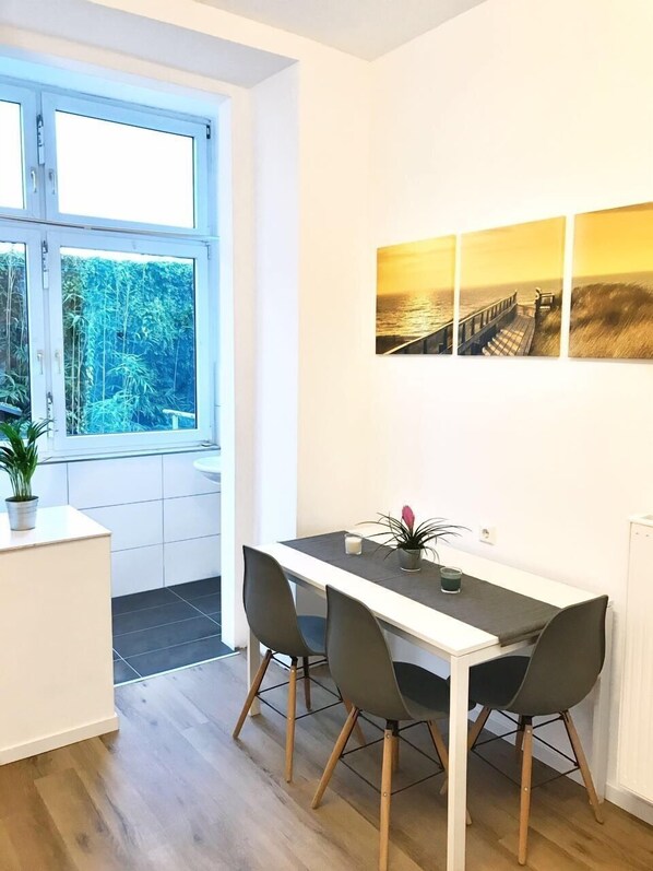 Apartment | Living area | 80-cm flat-screen TV with cable channels, TV - Zimmervermietung Lösken 3 (Duisburg)