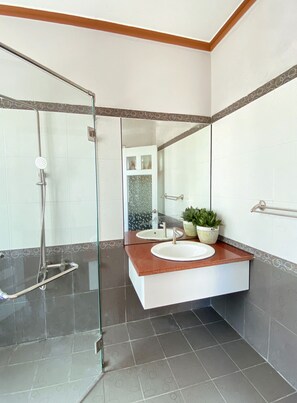 Standard Double Room | Bathroom | Shower, free toiletries, hair dryer, slippers - Goc Bien Homestay (Phan Thiet)