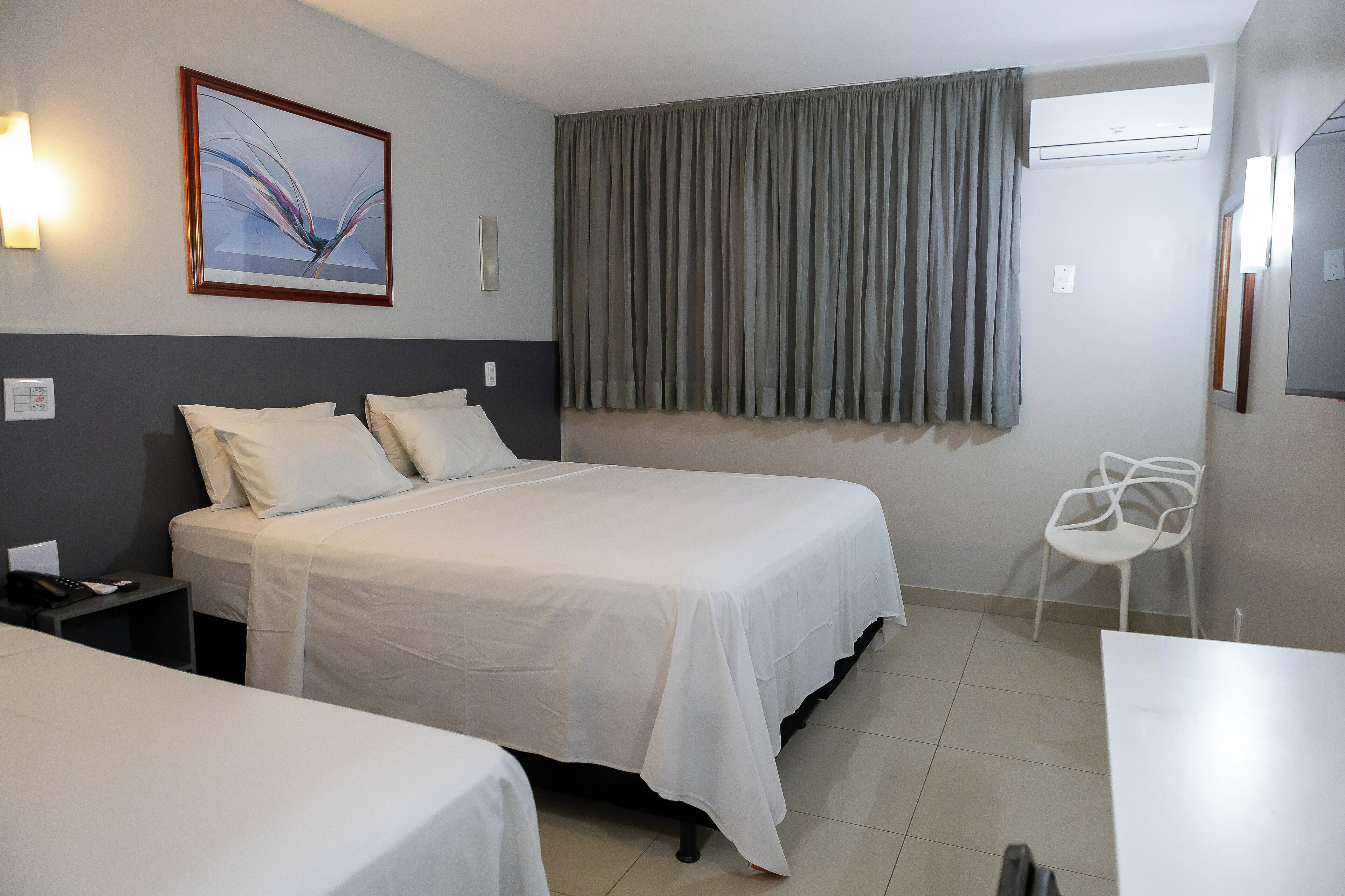 Escritorio, wifi gratis y ropa de cama 