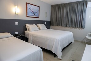 Desk, free WiFi, bed sheets - Allegro Hotel (Goiania)
