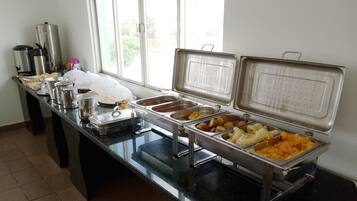 Café da manhã com buffet grátis todos os dias