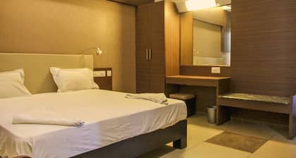 Calm Stay West Tower Of Meenakshi Amman Temple