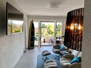 Apartment | Living room | 30-inch flat-screen TV with cable channels, TV, Netflix - Bijou Lido Golf (Ascona)