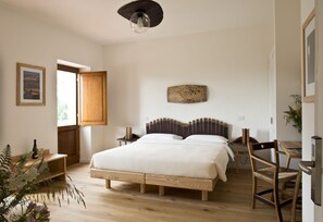 Premium bedding, individually decorated, individually furnished, desk - Cincinnato Wine Resort (Cori)