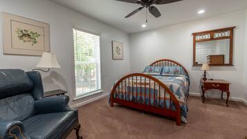 12 Schlafzimmer, Bügeleisen/Bügelbrett, Reisekinderbett