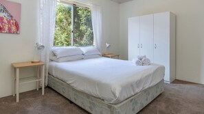 2 makuuhuonetta, silitysrauta/-lauta