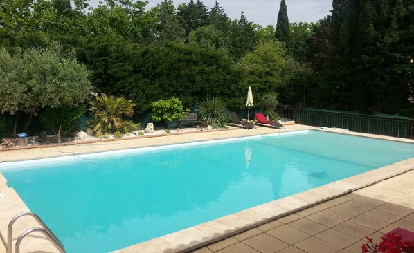 Outdoor pool, sun loungers - La Combe Joseph (Remoulins)