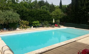 Utomhuspool och solstolar