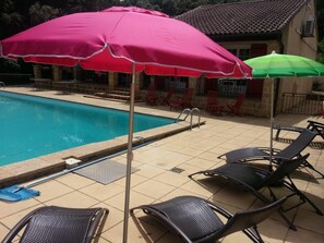 Piscine extérieure, chaises longues