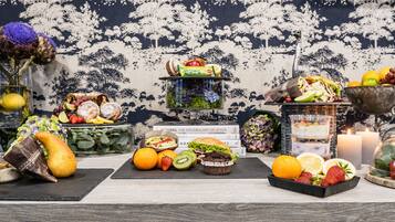 Tägliches Frühstücksbuffet (14.50 EUR pro Person)