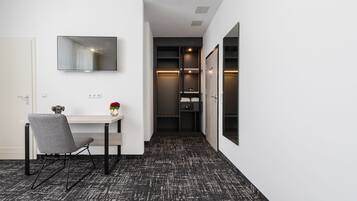 Superior-Doppelzimmer | Zimmersafe, Schreibtisch, laptopgeeigneter Arbeitsplatz