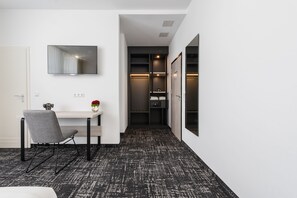 Superior Double Room | In-room safe, desk, laptop workspace, blackout curtains - Libarty Hotels (Weinstadt)