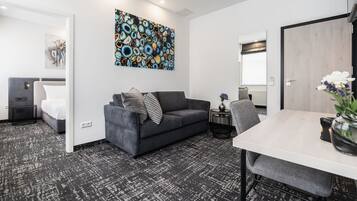 Apartment, 2Â Schlafzimmer | Wohnbereich | 43-Zoll-Flachbildfernseher mit Satellitenempfang, Fernseher