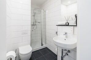 Double Room, 1 Queen Bed | Bathroom | Shower, rainfall showerhead, hair dryer, towels - Libarty Hotels (Weinstadt)