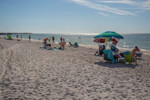 Playa en los alrededores, toallas de playa y paseos en botes de motor 