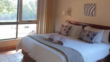 Family Chalet (Chalet no 9) | 3 bedrooms, in-room safe, individually decorated, individually furnished