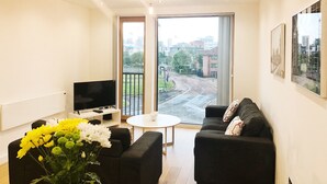 Leilighet, 2 soverom | Oppholdsområde | Flatskjerm-TV