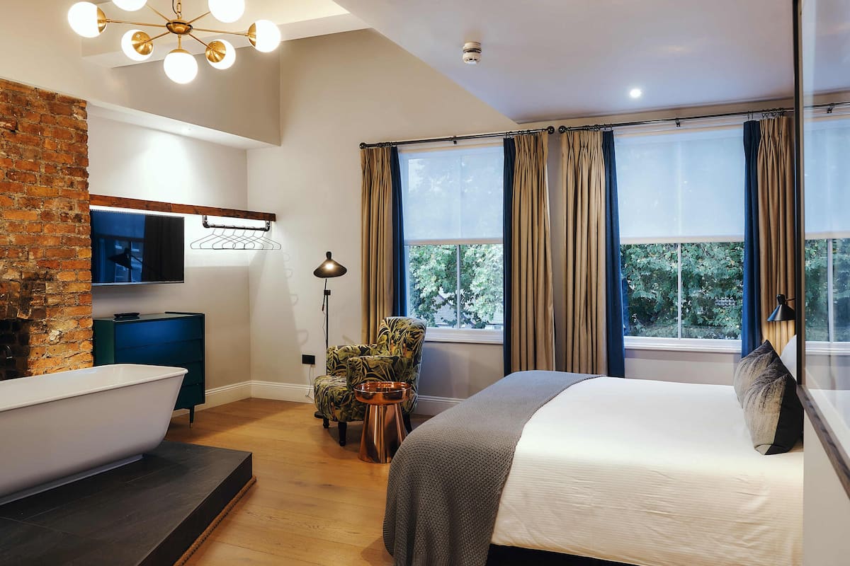 Ropa de cama de alta calidad, muebles diferentes y escritorio