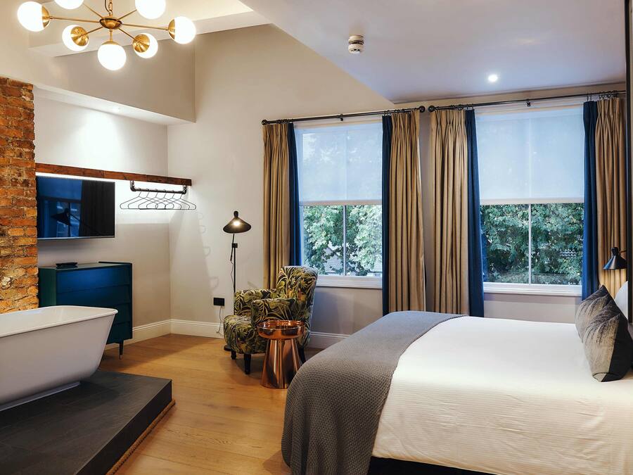 Premium Deluxe Double | Roupas de cama premium, individualmente mobiliados, escrivaninha