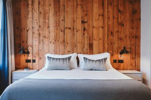 Premium Deluxe Double | Bộ đồ giường cao cấp, trang bị nội thất với thiết kế riêng biệt, bàn