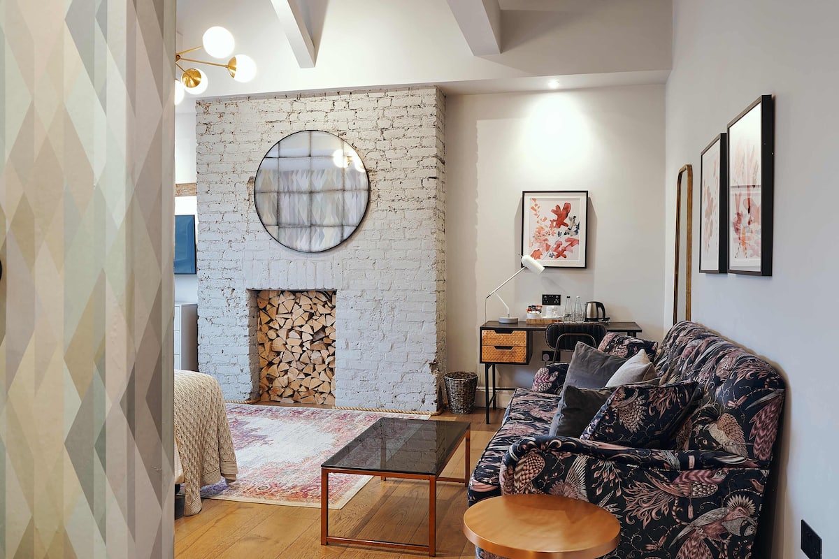 Ropa de cama de alta calidad, muebles diferentes y escritorio