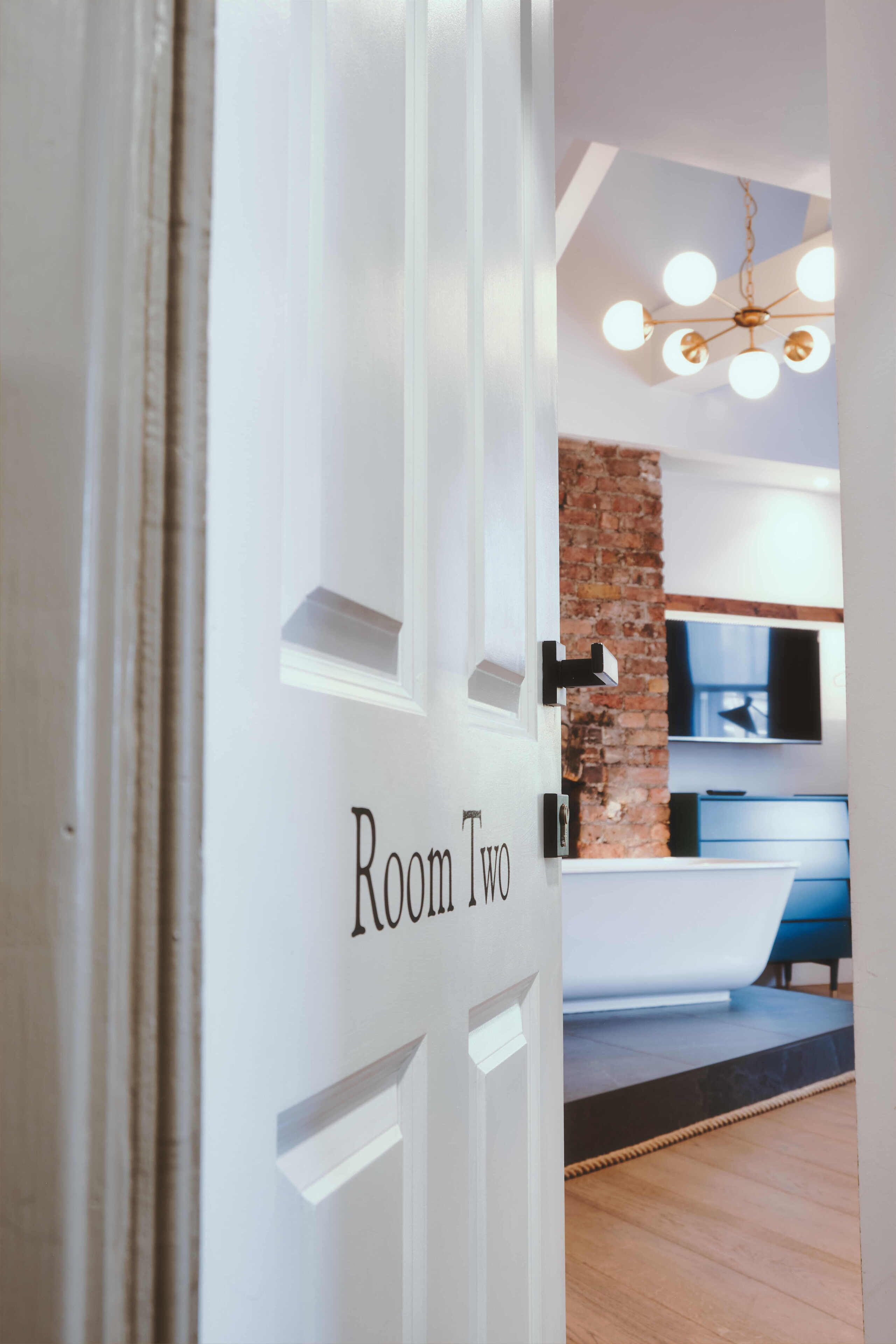 Ropa de cama de alta calidad, muebles diferentes y escritorio 