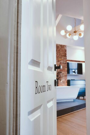 Premium Deluxe Double | Bộ đồ giường cao cấp, trang bị nội thất với thiết kế riêng biệt, bàn