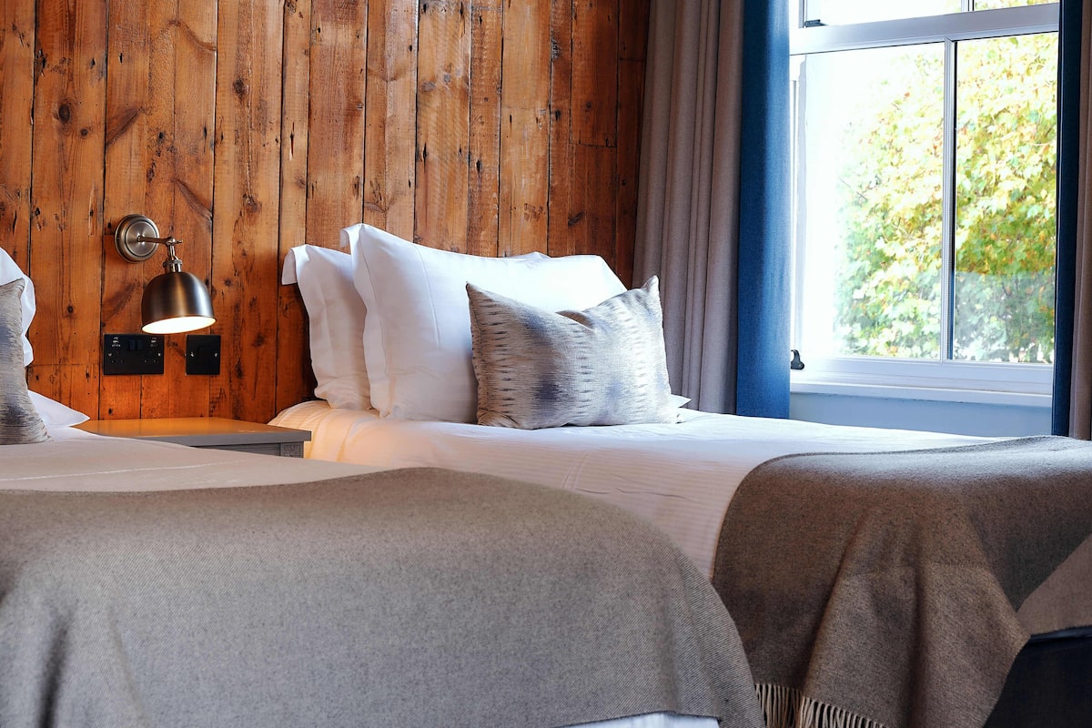 Ropa de cama de alta calidad, muebles diferentes y escritorio