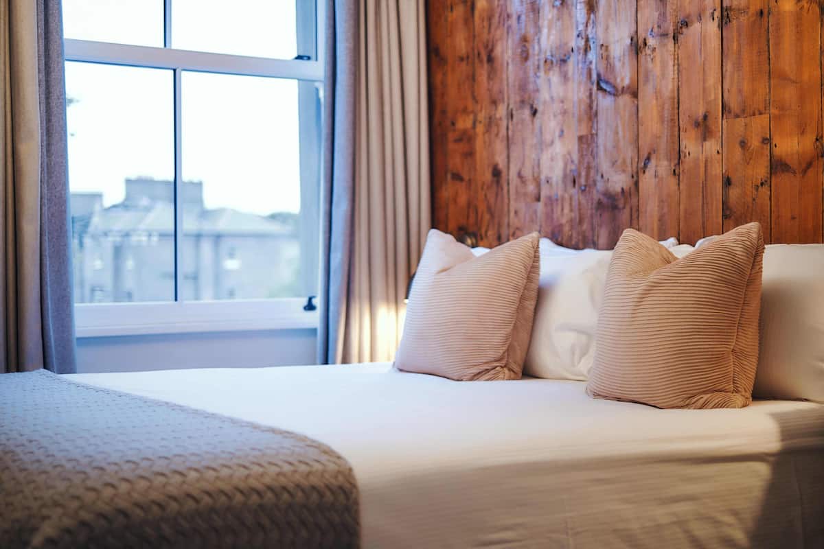 Ropa de cama de alta calidad, muebles diferentes y escritorio