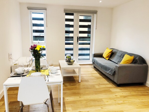 شقة - غرفتا نوم | منطقة المعيشة | تلفزيون بشاشة مسطحة