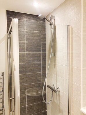 Apartment, 2 Bedrooms | Bathroom | Free toiletries, hair dryer, towels
