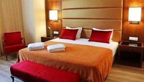 Junior Suite | Minibar, in-room safe, soundproofing, travel crib - Palace Hotel Astúrias & Spa (Castro Daire)