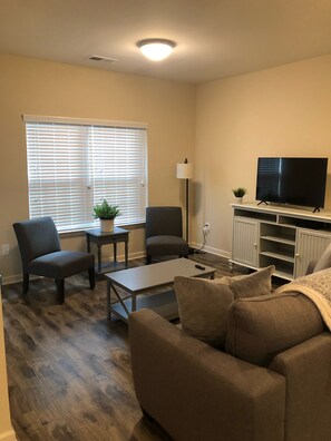 Smart TV, books - Cozy, Quiet and Well Appointed Dual Master w/  2.5 ba Townhome 4 miles to GSO!! (Greensboro)