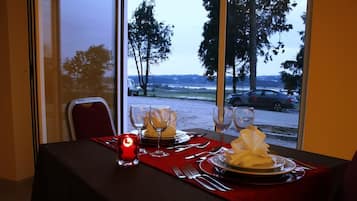Junior Suite | In-room dining